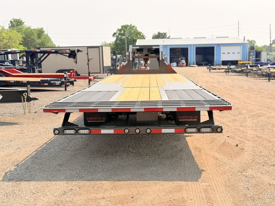New 2027 MAXD 8.5-32 Tandem Dual Gooseneck Deckover Equipement Hauler W/ Hydraulic Dove and 18 PLY Tires 25.9K GVWR