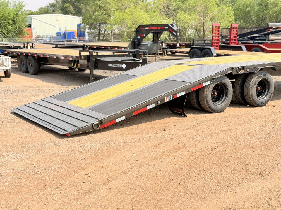 New 2027 MAXD 8.5-32 Tandem Dual Gooseneck Deckover Equipement Hauler W/ Hydraulic Dove and 18 PLY Tires 25.9K GVWR