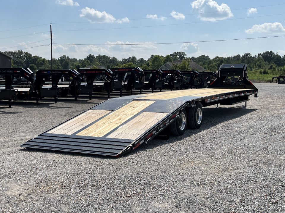 New 2027 MAXXD Hydraulic Dovetail Gooseneck Trailer | 40' x 102' 30K GVWR
