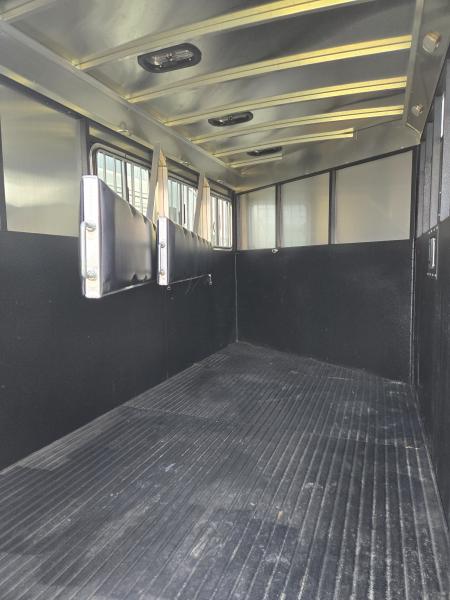 Used 2022 Logan Coach Crossfire 3 Horse