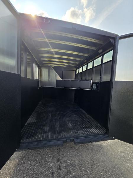 Used 2022 Logan Coach Crossfire 3 Horse