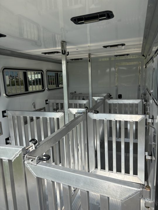 New 2026 Frontier 6 Pen Trailer