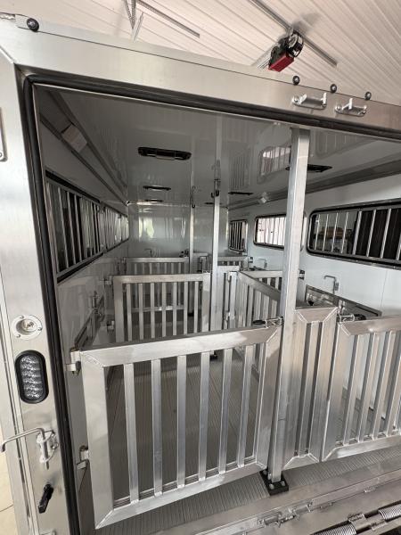 New 2026 Frontier 6 Pen Trailer