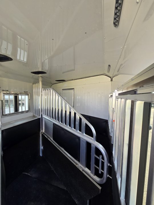 Used 2017 Merhow 8313 3 Horse
