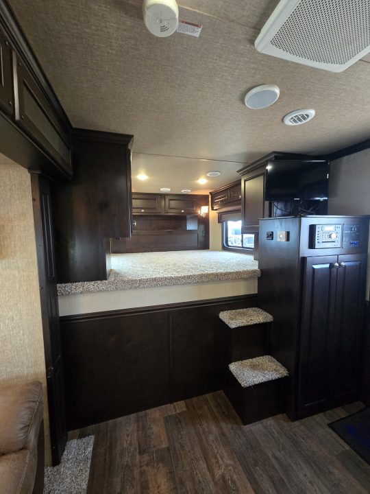 Used 2017 Merhow 8313 3 Horse