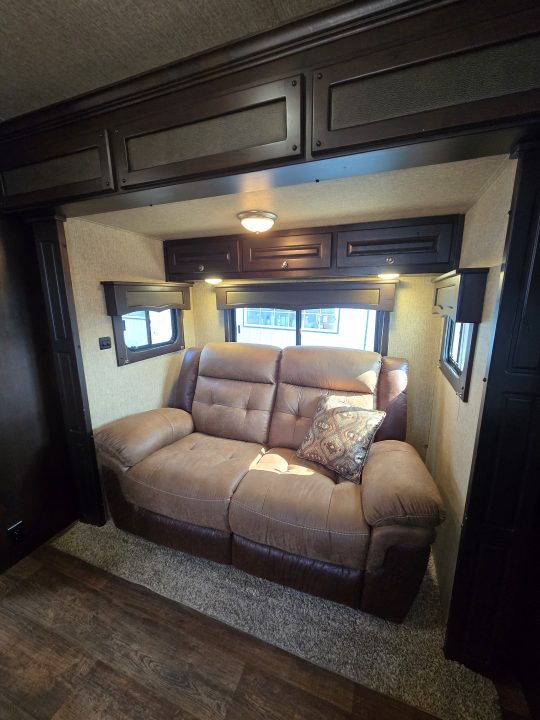 Used 2017 Merhow 8313 3 Horse