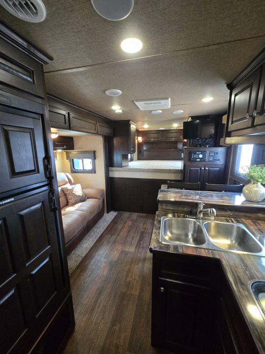 Used 2017 Merhow 8313 3 Horse