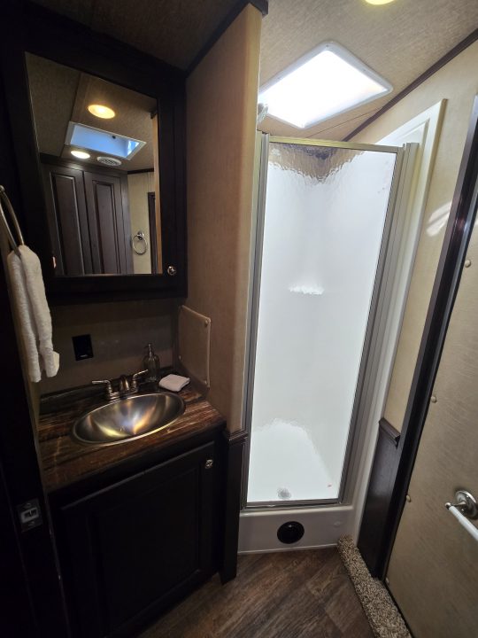 Used 2017 Merhow 8313 3 Horse