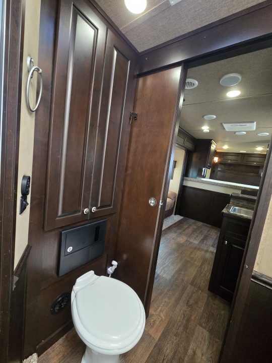 Used 2017 Merhow 8313 3 Horse