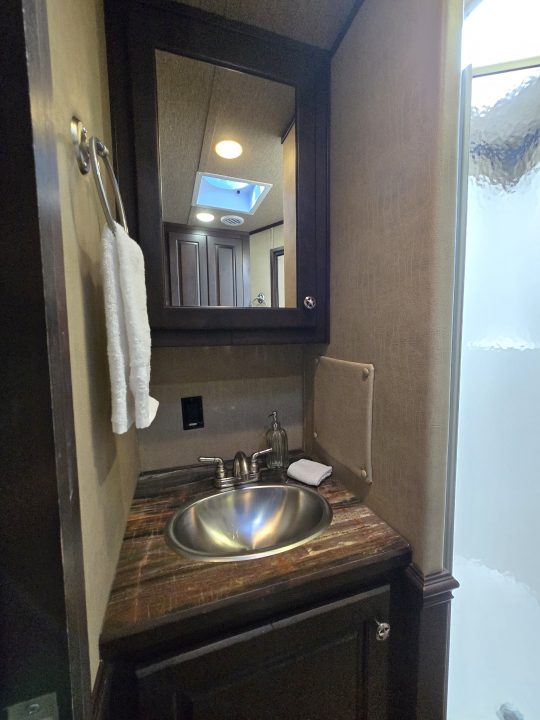 Used 2017 Merhow 8313 3 Horse