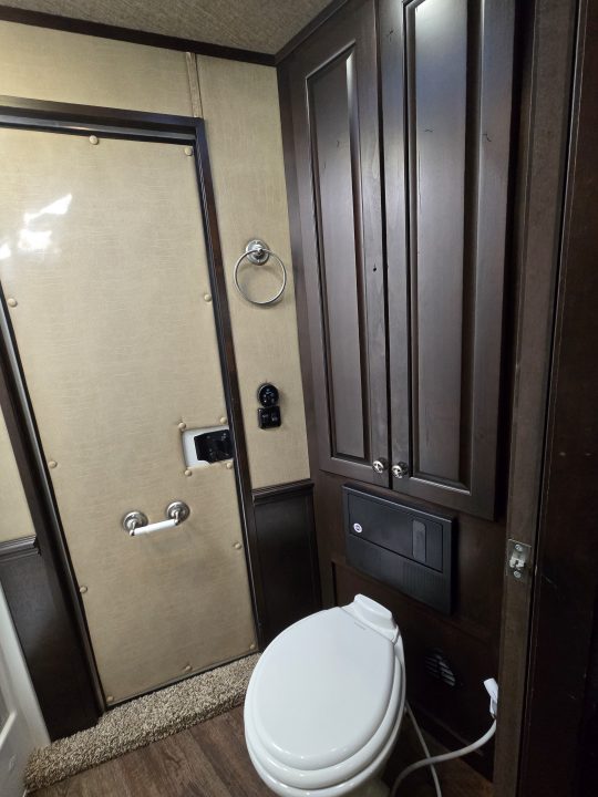 Used 2017 Merhow 8313 3 Horse