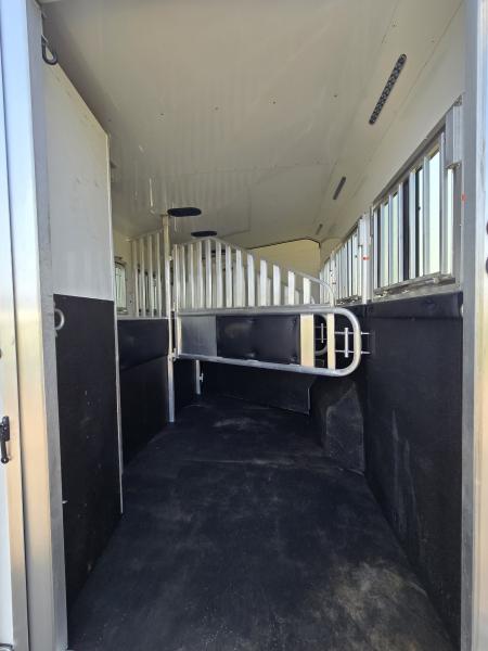 Used 2017 Merhow 8313 3 Horse