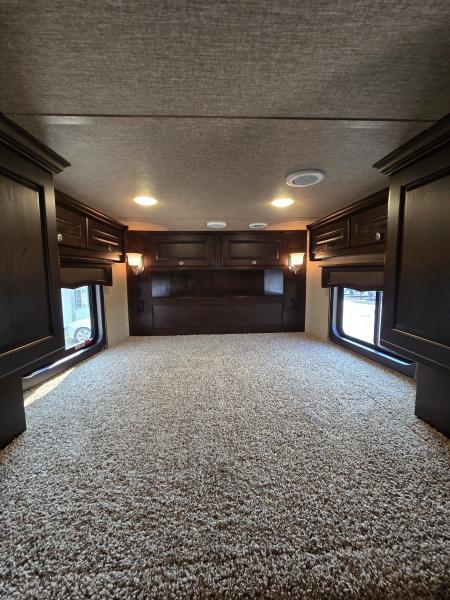 Used 2017 Merhow 8313 3 Horse