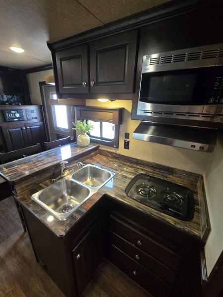 Used 2017 Merhow 8313 3 Horse