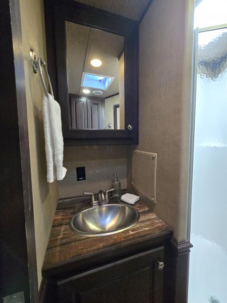Used 2017 Merhow 8313 3 Horse