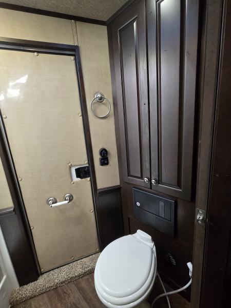Used 2017 Merhow 8313 3 Horse