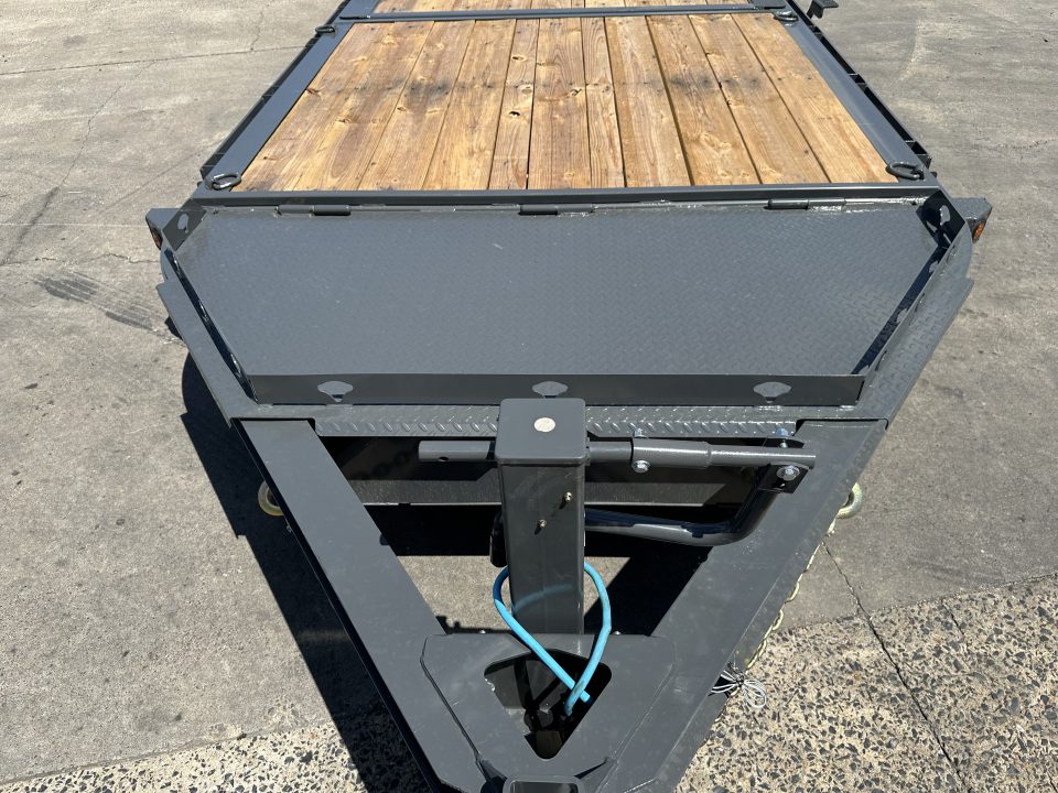 New PJ Trailers 20' Hydraulic Dampening Tilt (TY)