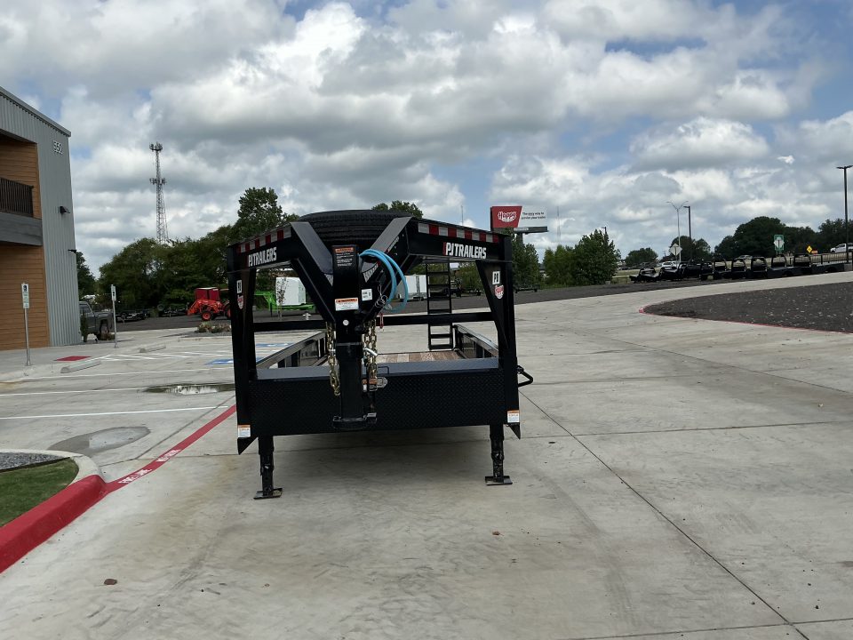 New 2027 PJ 83"x20' Gooseneck Angle Pipetop Trailer – P8