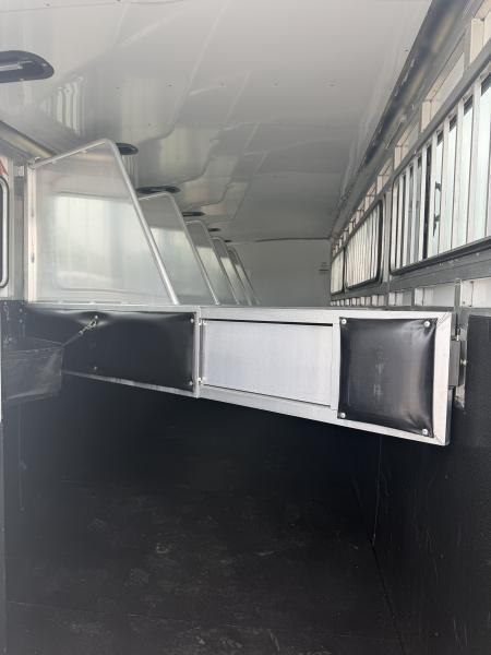 Used 2019 Sundowner 6 Horse Gooseneck Horse Trailer