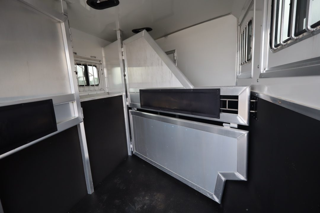 Used 2016 Lakota 3 Horse LQ Trailer