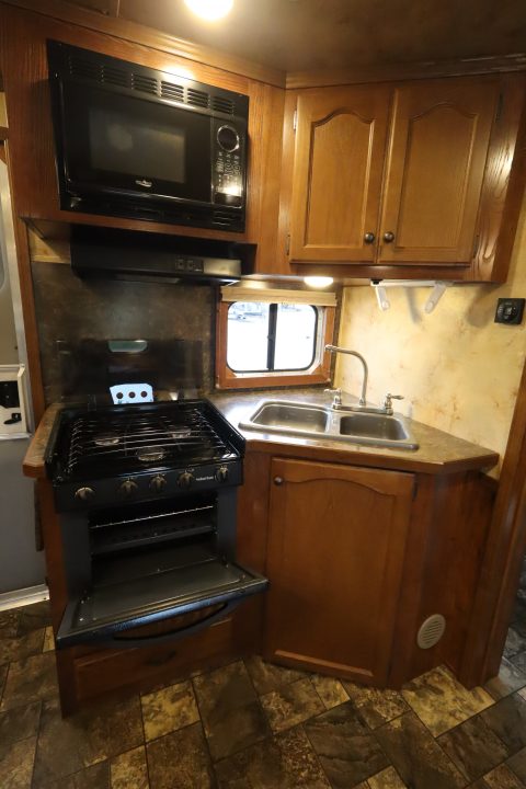 Used 2016 Lakota 3 Horse LQ Trailer
