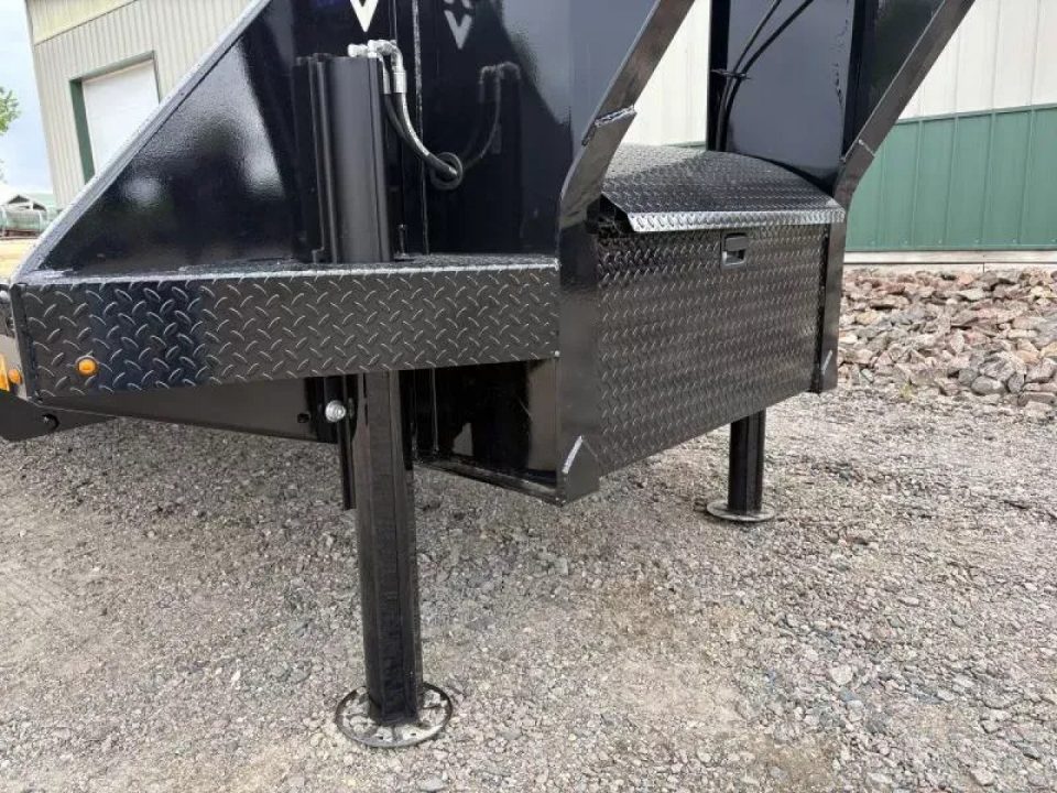 2027 Diamond C FMAX212 photo 9