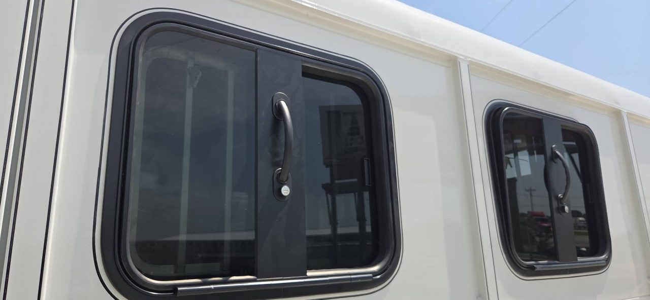 New 2026 Maxwell BrushPopper Slant 3 Horse Trailer