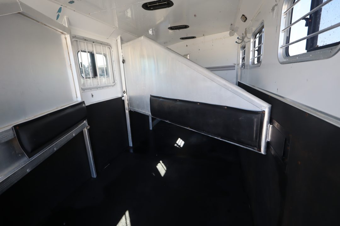 Used 2004 Exiss Trailers 4 Horse GN Trailer