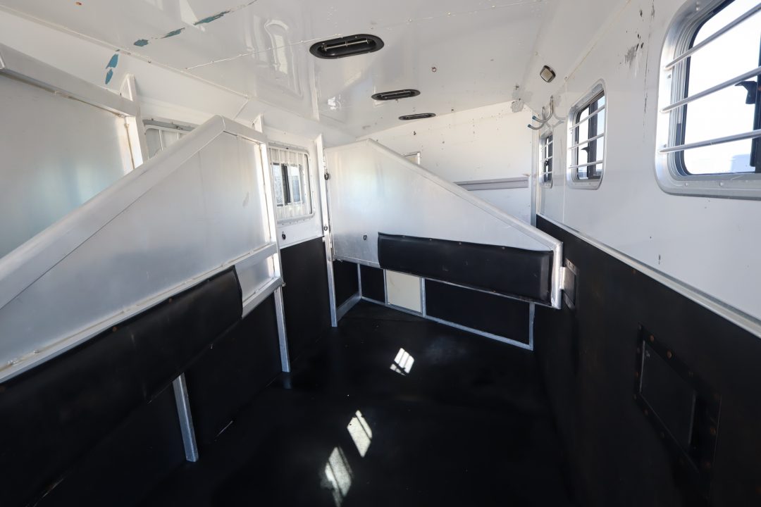 Used 2004 Exiss Trailers 4 Horse GN Trailer