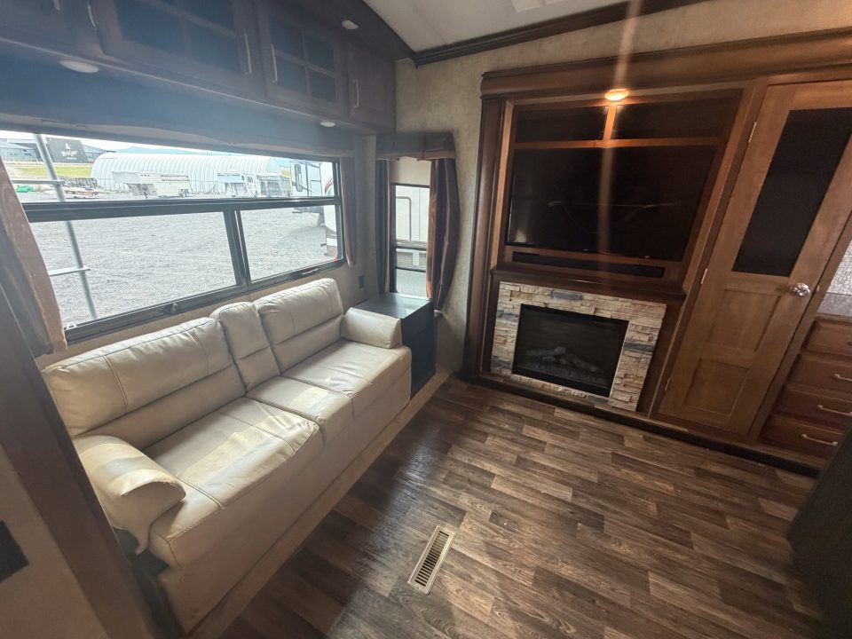 Used 2016 Keystone RV MONTANA Fifth Wheel