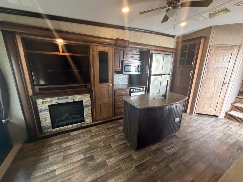 Used 2016 Keystone RV MONTANA Fifth Wheel