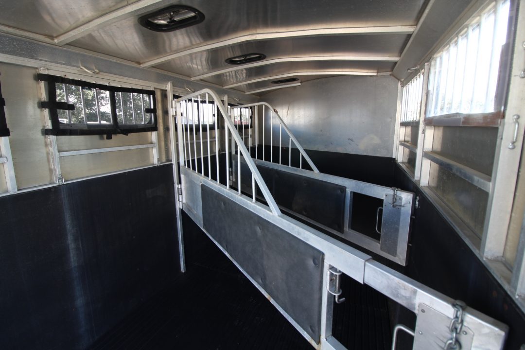 Used 2006 Classic Aluminum - Side Tack - Lined and Insulated Dressing Room - Side tack - 3 Horse Trailer