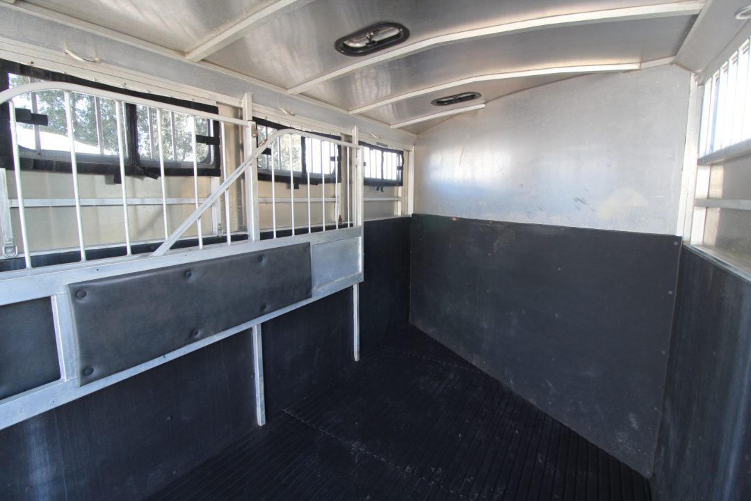 Used 2006 Classic Aluminum - Side Tack - Lined and Insulated Dressing Room - Side tack - 3 Horse Trailer