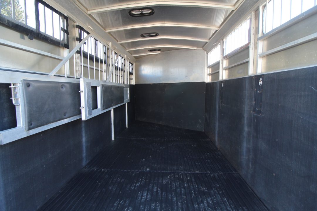 Used 2006 Classic Aluminum - Side Tack - Lined and Insulated Dressing Room - Side tack - 3 Horse Trailer