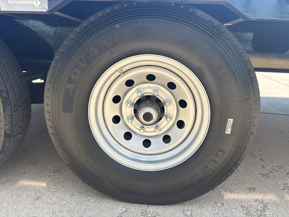 New #038348 2027 DIAMOND T SWF 32 X 102 TANDEM AXLE 14K FLATBED GOOSENECK W/ MAXX RAMPS