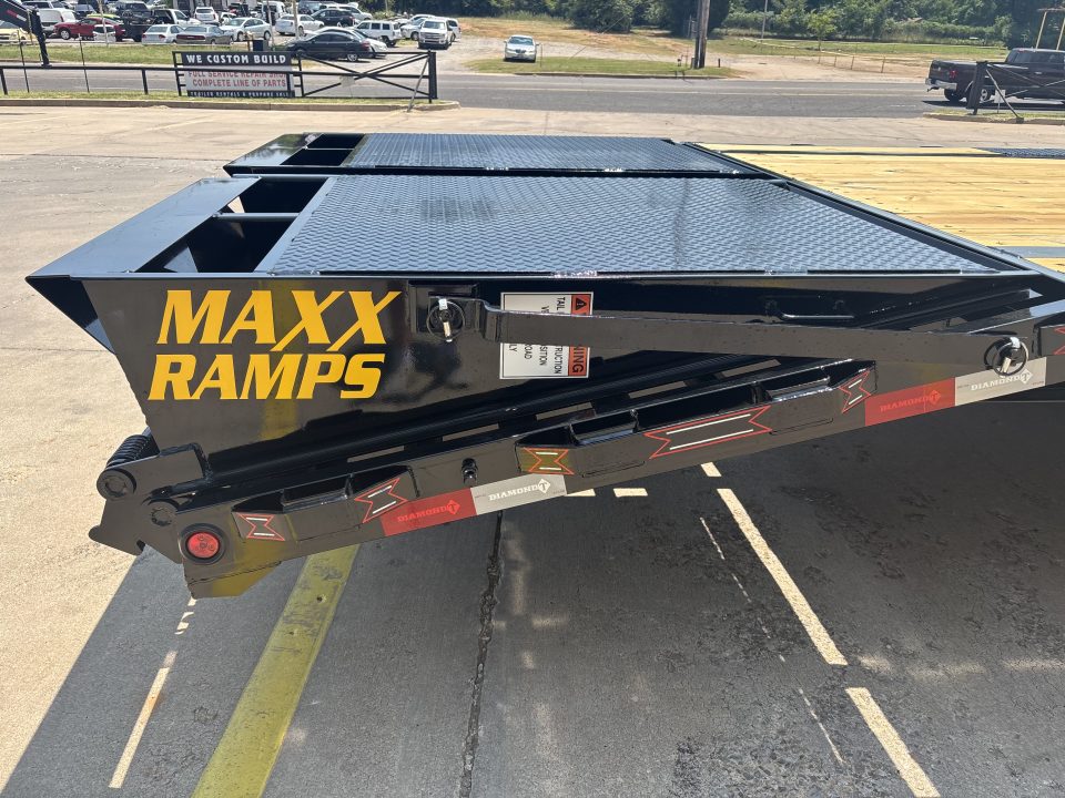New #038348 2027 DIAMOND T SWF 32 X 102 TANDEM AXLE 14K FLATBED GOOSENECK W/ MAXX RAMPS