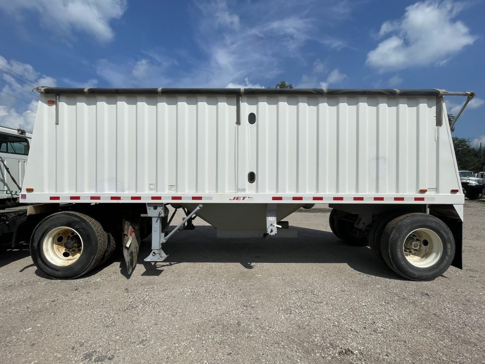Used 1999 International 8000 Series Truck w/ 2009 Jet Co. 22' Grain Trailer