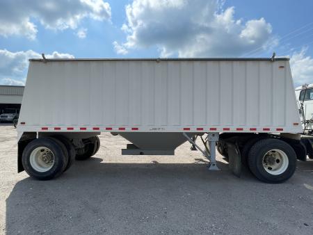 Used 1999 International 8000 Series Truck w/ 2009 Jet Co. 22' Grain Trailer