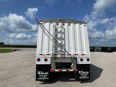 Used 1999 International 8000 Series Truck w/ 2009 Jet Co. 22' Grain Trailer