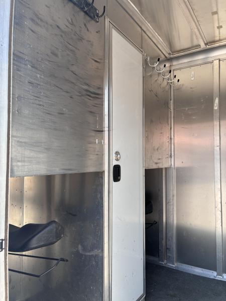 Used 2005 Featherlite Trailers 2H Straight Load BP Horse Trailer
