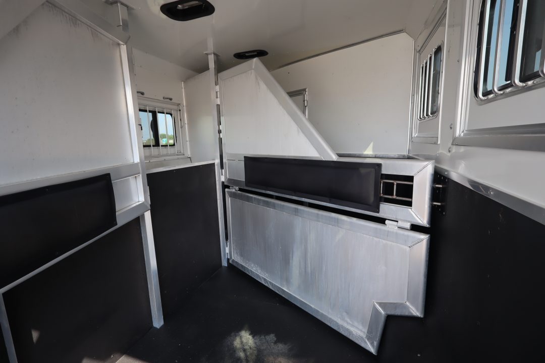 Used 2015 Lakota 3 Horse LQ Trailer