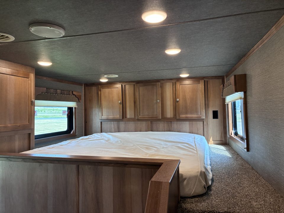 New 2027 SMC Patriot 3H 9'LQ Horse Trailer
