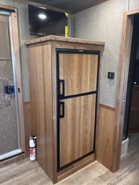 New 2027 SMC Patriot 3H 9'LQ Horse Trailer