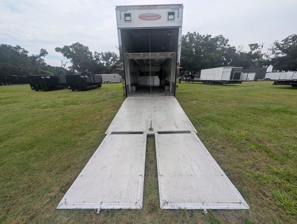 Used 2003 8.5X32 Renegade Stacker