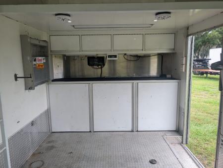 Used 2003 8.5X32 Renegade Stacker