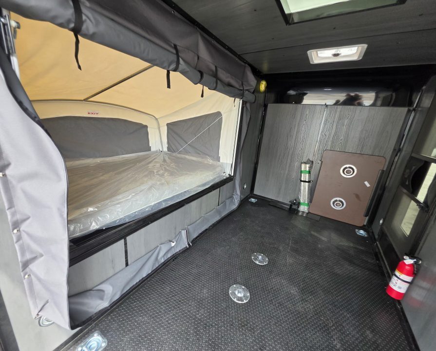 New 5.5 X 10 TENT TRAILER ENCLOSED FOLD OUT BUNK REAR RAMP DOOR 2027 CARGO MATE