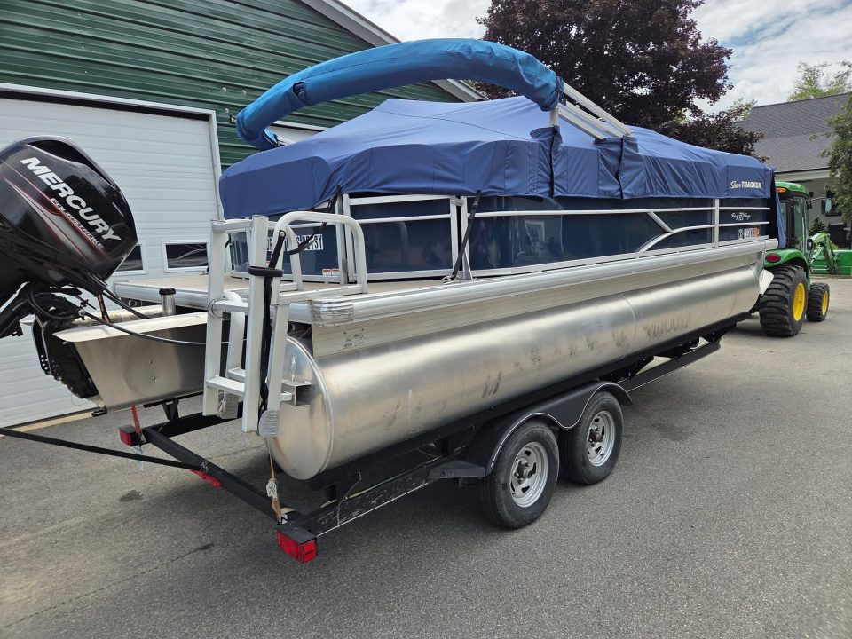 Used 2019 Sun Tracker 20 foot dlx party barge Other Recreational Vehicle