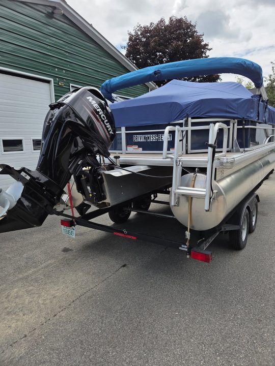 Used 2019 Sun Tracker 20 foot dlx party barge Other Recreational Vehicle