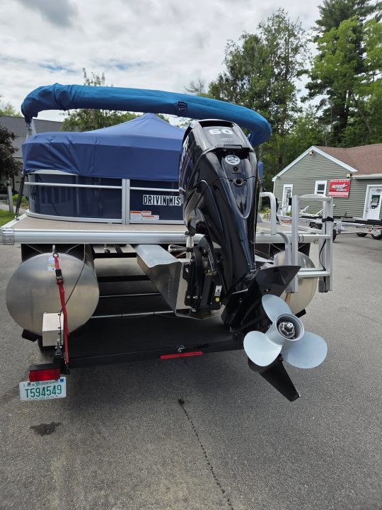 Used 2019 Sun Tracker 20 foot dlx party barge Other Recreational Vehicle