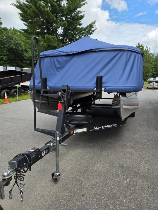 Used 2019 Sun Tracker 20 foot dlx party barge Other Recreational Vehicle